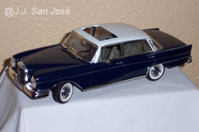 MERCEDES-BENZ 300 SE berline noire o 1/18 REVELL voiture miniature de